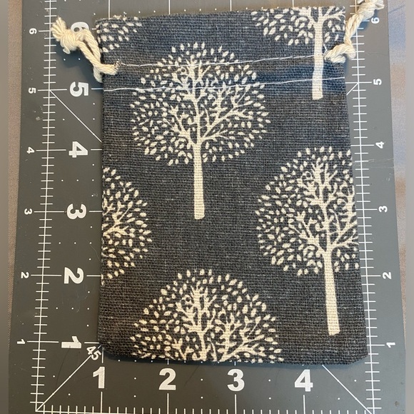 ❤️10/$10❤️ Tree Pattern Drawstring Pouch - Picture 2 of 3